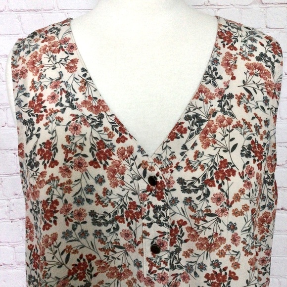 Maurices Beige Floral Sleeveless Button Down  V-Neck Top - Size Medium - Picture 3 of 8